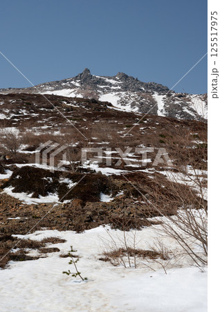 栃木県那須山 4月の残雪の登山道 125517975