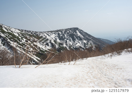 栃木県那須山 4月の残雪の登山道 125517979