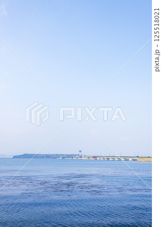 大村湾に浮かぶ長崎空港と青い空と海 125518021