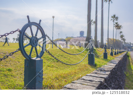船の舵が並ぶ森園公園の春景色 125518032