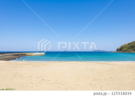 長崎 高浜海水浴場の透き通る海と白い砂浜 125518034