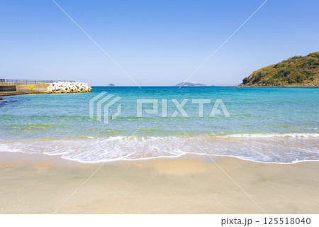 長崎 高浜海水浴場の透き通る海と白い砂浜 125518040