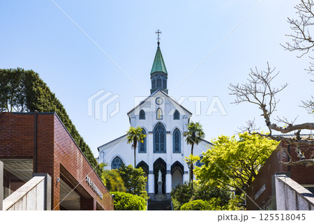 青空に映える大浦天主堂の美しい外観 125518045