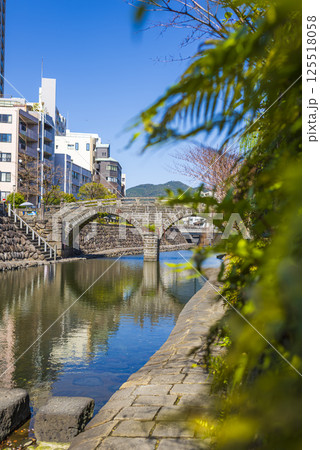 長崎・眼鏡橋と中島川の流れ 長崎・眼鏡橋と中島川の流れ 125518058