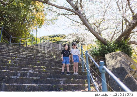 春の西海橋公園で桜の下に立つ姉妹 125518072