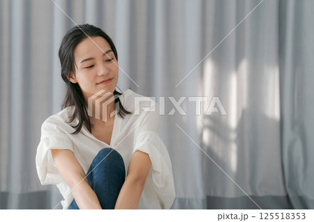 窓辺に座る女性 窓辺に座る女性 125518353