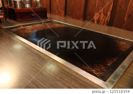 お好み焼き屋の鉄板　鉄板焼きのテーブル 125518354