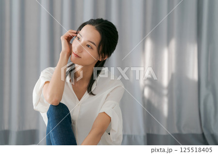 窓辺に座る女性 窓辺に座る女性 125518405