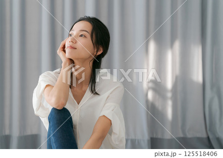 窓辺に座る女性 窓辺に座る女性 125518406