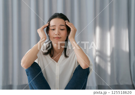 窓辺に座って落ち込む女性 125518620