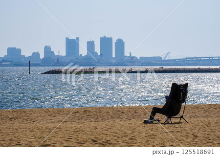 初夏の海　チェアでゆったり本を読む人　芦屋市潮芦屋ビーチで 125518691