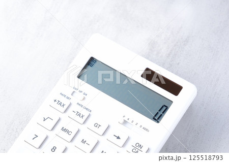 テーブルの上の、白い電卓 125518793