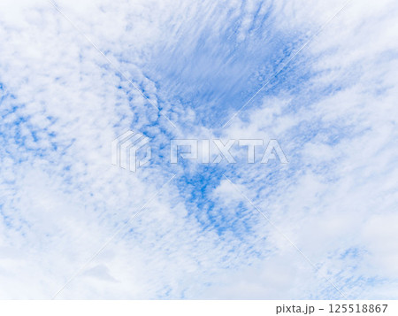 雨の後、　空に晴れ間が徐々に広がりだす03 125518867
