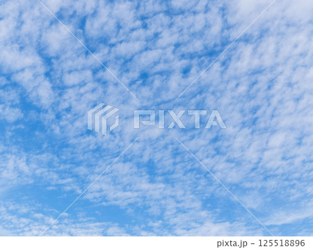 雨の後、 空に晴れ間が徐々に広がりだす32 雨の後、 空に晴れ間が徐々に広がりだす32 125518896