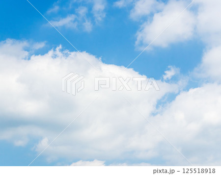 4月の山から　空とふわふわの雲のアップ19 125518918