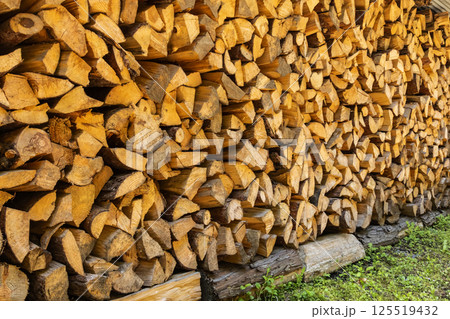 束ねて保管されてる薪 125519432