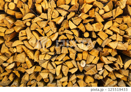束ねて保管されてる薪 125519433