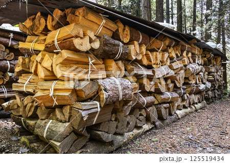 束ねて保管されてる薪 125519434