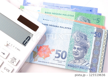マレーシアの通貨、リンギット（MYR）の紙幣と電卓	 125519636