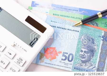 マレーシアの通貨、リンギット（MYR）の紙幣と電卓	 125519637