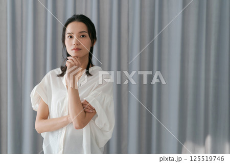 考える表情の30代女性 考える表情の30代女性 125519746
