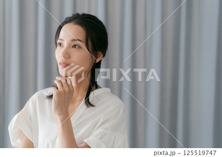 考える表情の30代女性 125519747