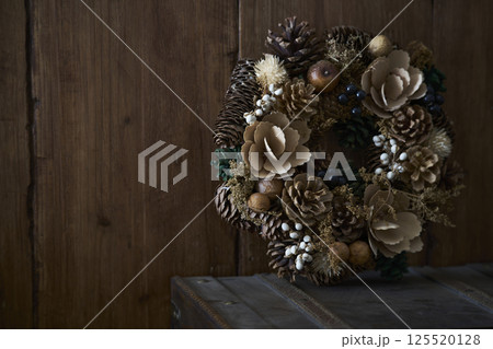 古いトランクの上に置かれたクリスマスリース　クリスマスイメージ 125520128