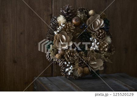 古いトランクの上に置かれたクリスマスリース　クリスマスイメージ 125520129