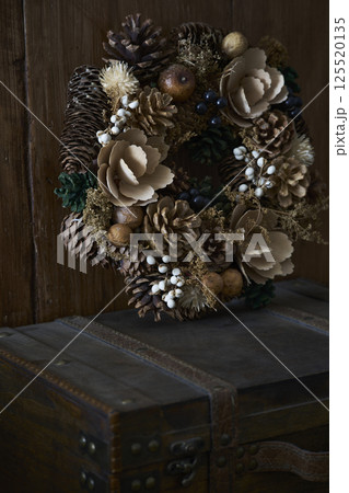 古いトランクの上に置かれたクリスマスリース　クリスマスイメージ 125520135