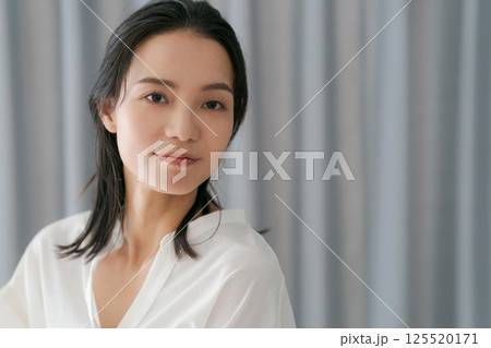 カメラ目線の30代女性 125520171