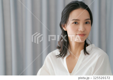 カメラ目線の30代女性 カメラ目線の30代女性 125520172