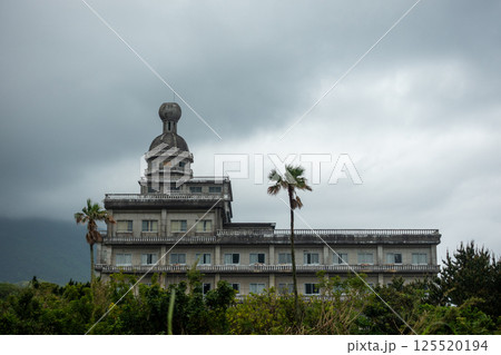 日本の東京都八丈島の古くてとても美しい建物 125520194