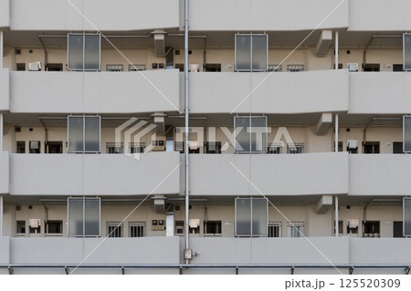 レトロマンションの廊下 レトロマンションの廊下 125520309