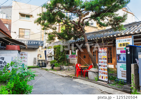 ソウル　仁寺洞（インサドン）の路地裏風景 125520504