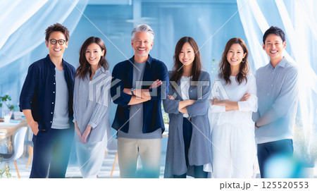 明るいオフィスで笑顔を見せるチーム 125520553