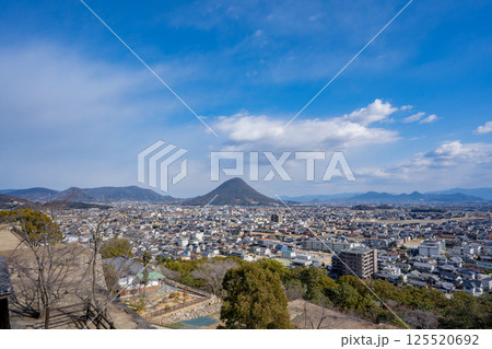 丸亀城から見る丸亀市の街並みと飯野山 丸亀城から見る丸亀市の街並みと飯野山 125520692