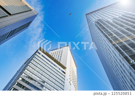 太陽の光が綺麗な東京のビル群 太陽の光が綺麗な東京のビル群 125520851