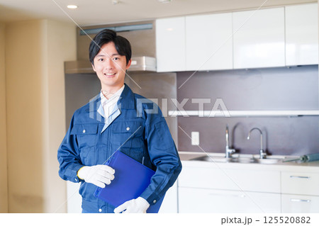 誠実な雰囲気でマンションの点検をする男性の作業員 誠実な雰囲気でマンションの点検をする男性の作業員 125520882