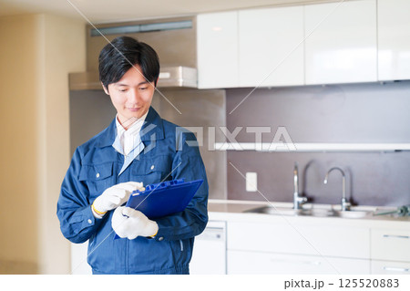 誠実な雰囲気でマンションの点検をする男性の作業員 125520883