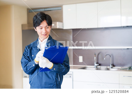 誠実な雰囲気でマンションの点検をする男性の作業員 125520884