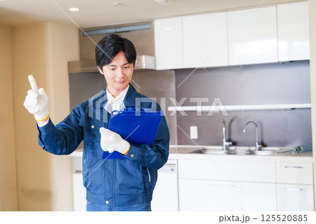 誠実な雰囲気でマンションの点検をする男性の作業員 125520885