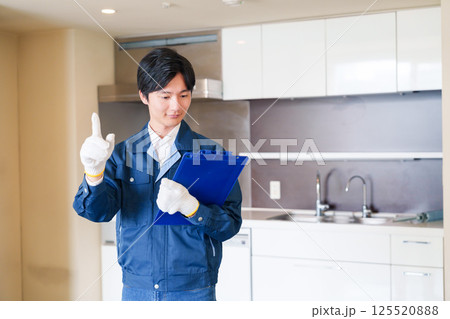 誠実な雰囲気でマンションの点検をする男性の作業員 誠実な雰囲気でマンションの点検をする男性の作業員 125520888