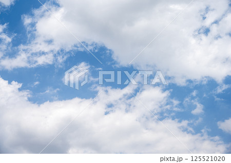 春の空 春空 青空 空だけ 山梨県 4月 素材 125521020