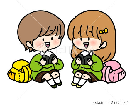 遠足でおにぎりを食べる子供たち 125521104