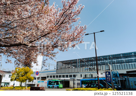 桜咲く東村山駅西口駅前 高架化工事中 2025.04　a-5 フィルム調 125521138
