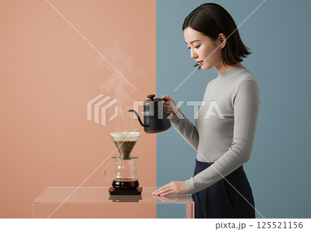 コーヒーを淹れる女性 125521156