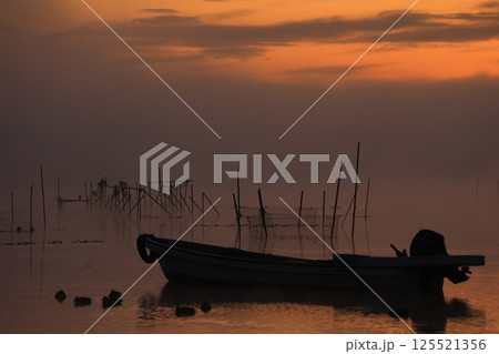 水面に映る朝焼け 125521356