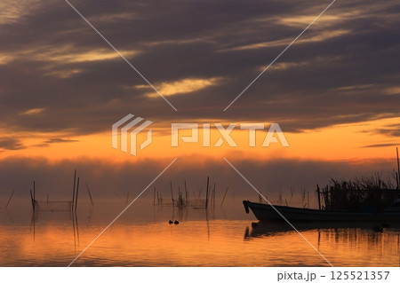 水面に映る朝焼け 125521357