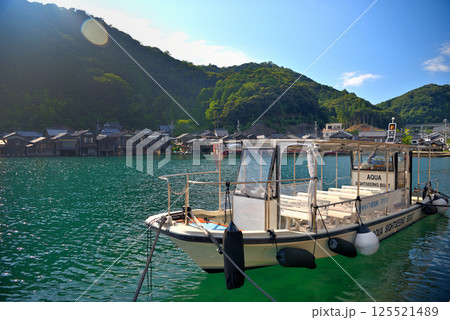 関西・近畿・丹後半島・伊根の舟屋・伊根町七面山駐車場が乗船口、小型の遊覧船・京都府伊根町(2) 125521489