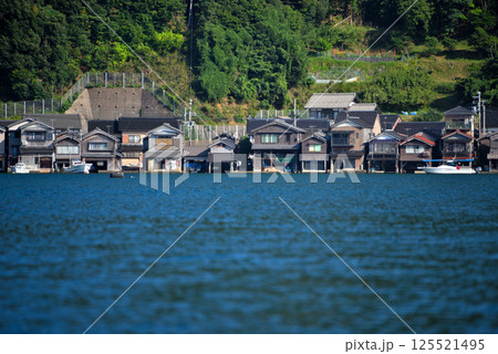 関西・近畿・丹後半島・伊根の舟屋・観光拠点の七面山駐車場から眺める、亀島側の舟屋・京都府伊根町(3) 関西・近畿・丹後半島・伊根の舟屋・観光拠点の七面山駐車場から眺める、亀島側の舟屋・京都府伊根町(3) 125521495